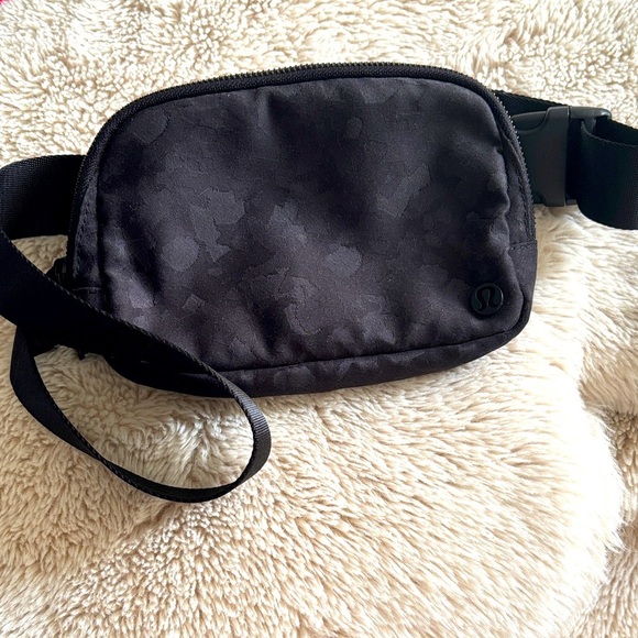 lululemon Everywhere Belt Bag 1L Fragment Camo Jacquard Black Deep Coal - Picture 2 of 5